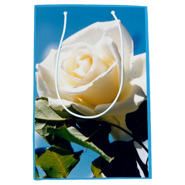 Bolsa De Regalo Mediana Rosa blanca bajo cielo azul (Anverso)