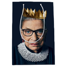 Ruth Bader Ginsburg con corona de oro
