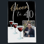 Bolsa De Regalo Mediana Saludos a 40 Red Wine Glass Photo 40th Birthday<br><div class="desc">Saludos a la Bolsa de Regalo Media de 40 Vidrios Rojos. Tres vasos de vino tinto,  tipografía de moda en tonos blancos y dorados y fondo negro. Personalice la bolsa de regalo con su foto y el número de edad.</div>