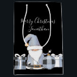 Bolsa De Regalo Mediana Santa Gnome azul lindo con regalos<br><div class="desc">¡Personalizado y fácil! Adorable diseño de Santa Gnome con el saludo personalizado y el nombre del Destinatario en la parte delantera,  de y el nombre del donante en la parte trasera!</div>