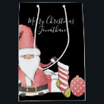 Bolsa De Regalo Mediana Santa Gnome roja con regalos de Navidades<br><div class="desc">¡Personalizado y fácil! Adorable diseño de Santa Gnome con el saludo personalizado y el nombre del Destinatario en la parte delantera,  de y el nombre del donante en la parte trasera!</div>