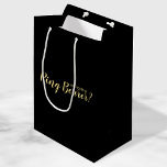 Bolsa De Regalo Mediana ¿Serás Mi Anillo? Propuesta moderna<br><div class="desc">"¿Vas A Tener Un Anillo?" Mochila moderna de regalo de propuesta con el título "¿Serás mi portador de anillo?" en oro estilo moderno de letra de escritura sobre fondo negro.</div>