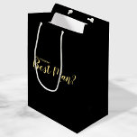 Bolsa De Regalo Mediana ¿Serás Mi Mejor Hombre? Propuesta moderna<br><div class="desc">"¿Serás Mi Mejor Hombre?" Modern Propuesta Gift Bag incluye el título "¿Serás mi mejor hombre?" en oro estilo de letra de escritura moderna sobre fondo negro. Nota: Los detalles del Relieve metalizado se simulan en la obra de arte. Este producto no contará con ningún relieve ni capa que creen un...</div>