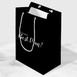 Bolsa De Regalo Mediana ¿Serás Mi Mejor Hombre? Propuesta moderna<br><div class="desc">"¿Serás Mi Mejor Hombre?" Modern Propuesta Gift Bag incluye el título "¿Será mi mejor hombre?" en blanco estilo de letra de escritura moderno sobre fondo negro.</div>