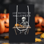 Bolsa De Regalo Mediana "Solo espero Halloween | Funny Skeleton<br><div class="desc">Envuelve tus regalos de Halloween con estilo con esta bolsa de regalo mediana de "Just Waiting for Halloween". Con un divertido diseño esquelético, esta bolsa de regalo es perfecta para añadir un toque espeluznante y festivo a tus regalos de Halloween. Este bolso, hecho de papel robusto y de alta calidad...</div>