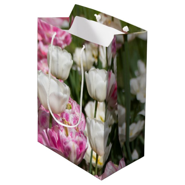Bolsa De Regalo Mediana Tulipanes blancos brillantes y rosados en un día s (Angulo Anverso)