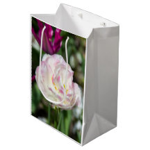 Tulipanes rosa brillante en un día soleado