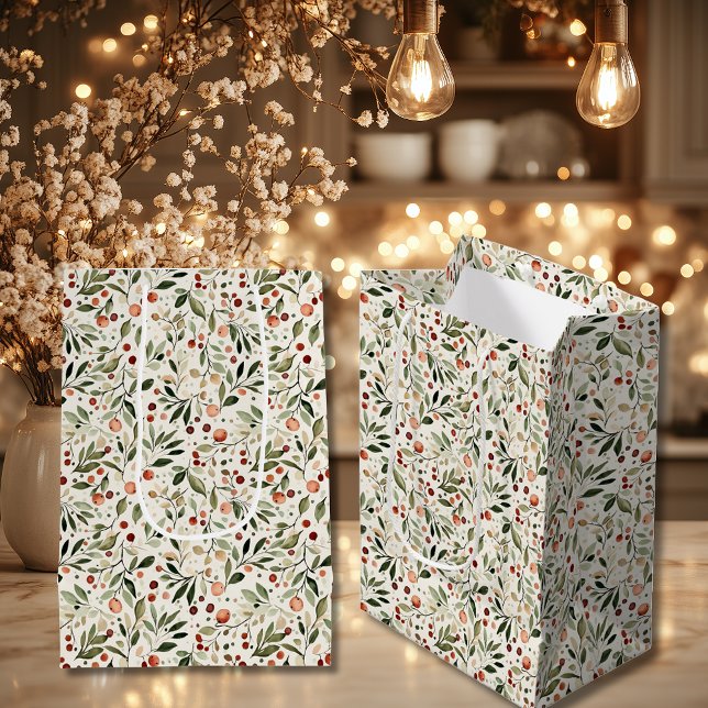 Bolsa De Regalo Mediana Verdes Navideños Festivos Bayas Rojas (Festive Christmas Greenery Red Berries Medium Gift Bag)