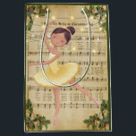 Bolsa De Regalo Mediana Vintage Christmas Sheet Music and Ballerina<br><div class="desc">Este hermoso diseño de bolsos de regalo para Navidades de ballet presenta un diseño de chapa de Navidad vintage con luces de cuerda y una bailarina de morena con un tubo amarillo.</div>