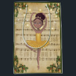 Bolsa De Regalo Mediana Vintage Christmas Sheet Music and Ballerina<br><div class="desc">Este hermoso diseño de bolsos de regalo para Navidades de ballet presenta un viejo diseño de partituras de Navidad con luces de cuerda y una bailarina afroamericana con un tubo amarillo.</div>