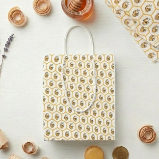 Bolsa De Regalo Mediana Whimsical Honey Bee and Gold Hexagon Pattern