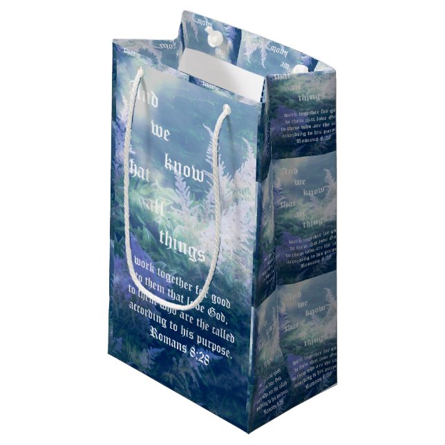 Bolsa De Regalo Pequeña Astilbe Blue Mist Romans 8:28 (Angulo Anverso)
