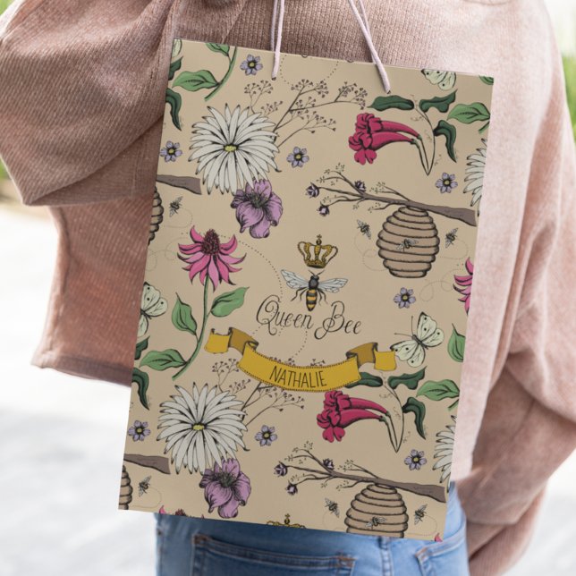 Bolsa De Regalo Pequeña Beehive floral de oro de moda (Elegant Queen Bee & Gold Crown Gift Bag. Hand-Drawn Queen Bee, Gold Crown, Flowers, Beehive & Bees)