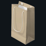 Bolsa De Regalo Pequeña Beige Champagne<br><div class="desc">El beige champán es una mezcla suave y pálida de beige y dorado claro, matizada con sutiles tonos subyacentes de amarillo cálido o rosa. Inspirado en la elegancia atemporal del vino espumoso, este color evoca lujo, sofisticación y celebración. Su brillo discreto lo convierte en un favorito para bodas, eventos corporativos...</div>
