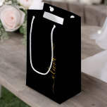 Bolsa De Regalo Pequeña Black Gold Modern Script Girly Monograma Nombre<br><div class="desc">Bolsa de regalo de Monograma de Guión Simple Negro y Oro. Esto hace que el dulce perfecto cumpleaños 16,  boda,  ducha de novia,  aniversario,  ducha de bebé o bolso de regalo de la fiesta de soltera para alguien que ama el lujo glam y los estilos de moda.</div>