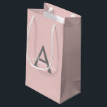 Bolsa De Regalo Pequeña Blush Rosa Gris Moderno Guion Monograma Nombre Fem<br><div class="desc">Blush Rosa y Gris Bolsa de Regalo de Monograma de Guion Simple. Esto hace la perfecta bolsa de regalo para alguien que ama el lujo glamoroso y los estilos chic para cumpleaños dulces 16,  bodas,  duchas de novia,  aniversarios,  duchas de bebé o fiestas de despedida de soltera.</div>