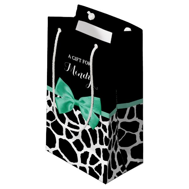 Bolsa De Regalo Pequeña Bonito Giraffe Imprimir Mint Green Bow Con Nombre (Angulo Anverso)