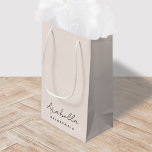 Bolsa De Regalo Pequeña Bridesmaid | Guión Minimalista moderno Rubor Pink<br><div class="desc">Este diseño personalizado de Bridesmaid presenta una tipografía manuscrita en un fondo rosa rubor. Puede personalizar fácilmente el nombre y el título o agregar su mensaje personalizado. ¡El accesorio perfecto y elegante para una dama de honor o una soltera!</div>