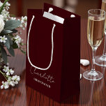 Bolsa De Regalo Pequeña Bridesmaid Minimalist Script | Deep Burgundy<br><div class="desc">Give your bridesmaids a personalized touch with our Bridesmaid Minimalist Script Deep Burgundy Small Gift Bag. This elegant bag can be customized with their name,  making it a special gift they'll cherish long after your big day.</div>