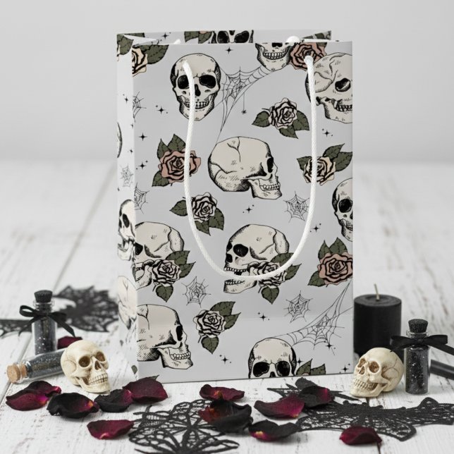 Bolsa De Regalo Pequeña Cránulos góticos y Rosas claros Halloween (Chic Light Gray Floral Skulls Hallowedding Gift Bags for Her. Spooky Gothic Halloween Skull Pattern)