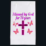 BOLSA DE REGALO PEQUEÑA CRISTIAN PINK 70TH BIRTHDAY CROSS DISEÑN<br><div class="desc">Este cristiano y alegre de 70 años adorará celebrar cumplir 70 años con este hermoso diseño de 70 años de cruz rosa y mariposa en Tees, bolsas de té, tazas, almohadas y regalos. Delibera a su espiritual y a su Dios amando a los 70 años con un regalo de cumpleaños...</div>