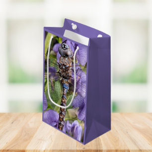 Bolsa De Regalo Pequeña Darner Dragonfly de ojos azules sobre la flor