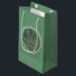 Bolsa De Regalo Pequeña El estanque de lirio de agua de Monet y los Fiesta<br><div class="desc">Esta es una de sus famosas pinturas de su jardín acuático en su casa en Giverny. Claude Monet (1840-1826) fue uno de los fundadores del movimiento impresionista francés. Tal vez sea más conocido por sus pinturas de lirios y agua. El término impresionismo deriva del título de su pintura "Impresión, Amanecer"....</div>
