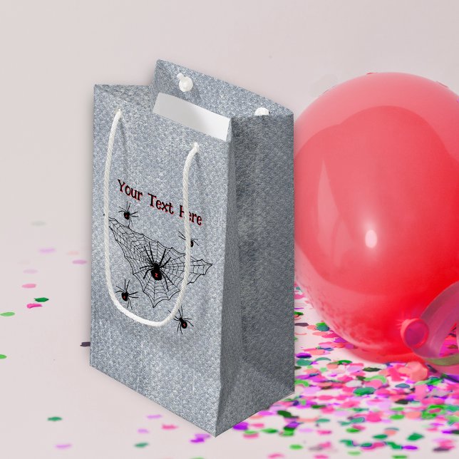 Bolsa De Regalo Pequeña espeluznantes arañas negras de viudas en blanco we (Black widow spiders with red hourglass marks in black web on rustic look white gift bags.)