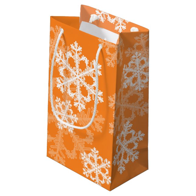 Bolsa De Regalo Pequeña Estiloso Naranja Snowflakes Navidades modernos (Angulo reverso)