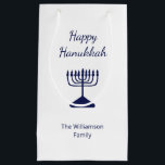 Bolsa De Regalo Pequeña Feliz feriado de Hanukkah Blue Menorah<br><div class="desc">Feliz bolso de regalo de la fiesta de Hanukkah Holiday,  con un sencillo diseño de menorah azul y tipografía de escritura. Con letras en personalizable blanco,  puede agregar su propio texto. Una manera festiva de celebrar con amigos y seres queridos.</div>