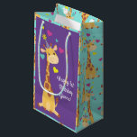 Bolsa De Regalo Pequeña Giraffe Kids Birthday Fiesta Cute<br><div class="desc">¡Esta adorable jirafa está aquí para el cumpleaños de su hijo! ¡Funciona bien para una fiesta de primer cumpleaños de niños lindos, un fiesta de zoológico o sólo un niño que ama las jirafas a cualquier edad! ¡El adorable bebé animal está usando un pequeño gorra fiesta para ayudar a celebrar!...</div>