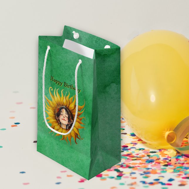 Bolsa De Regalo Pequeña Girasol brillante con Chicas frente al verde (cute girl's face in center of bright yellow sunflower on green Birthday gift bag.)
