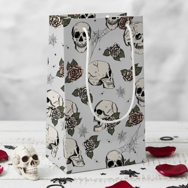 Bolsa De Regalo Pequeña Gris claro elegante cráneo oscuro de Halloween (Cool Light Gray Floral Black Skulls. Elegant Gothic Halloween & Dia de los Muertos Gift Bags for Her)