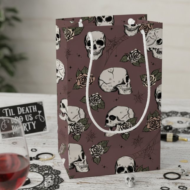 Bolsa De Regalo Pequeña Halloween con cráneos góticos de ciruela oscura y  (Chic Plum Purple Floral Skulls Hallowedding Gift Bags for Her. Spooky Gothic Halloween Skull Pattern)