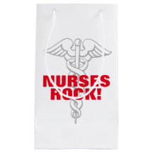 Las enfermeras oscilan el bolso del regalo para