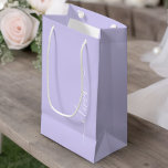 Bolsa De Regalo Pequeña Lavender Purple Modern Script Girly Monograma Nomb<br><div class="desc">Bolsa de Regalo de Monograma de Lavanda Purple Simple Script. Esto hace que el dulce perfecto cumpleaños 16,  boda,  ducha de novia,  aniversario,  ducha de bebé o bolso de regalo de la fiesta de soltera para alguien que ama el lujo glam y los estilos de moda.</div>