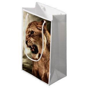 Bolsa De Regalo Pequeña Leona del rugido contra el cielo tempestuoso