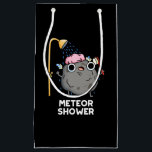 Bolsa De Regalo Pequeña Meteor Shower Funny Science Pun Dark BG<br><div class="desc">El Meteor Shower Funny Science Pun cuenta con una roca de meteoros con ducha. Gracioso regalo de Pun para la familia y amigos que aman los lindos juegos de palabras de ciencia.</div>