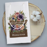 Bolsa De Regalo Pequeña Moda de acuarela floral rústica y colorida<br><div class="desc">Haga que sus damas de honor se sientan especiales con esta adorable "Moda de regalo de Rustic Colorful Floral Watercolorida", perfecta para regalos de favor. El logo de la "Bridesmaid", con un encantador diseño de acuarela floral rústica, está rodeado de flores vibrantes y coloridas. El diseño se extiende sobre un...</div>