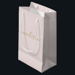 Bolsa De Regalo Pequeña Moderna Moda Giral Guión Oro Feminino Rubor Rosa<br><div class="desc">Moda Giratoria Feminine Gold Script Rubor Bolsa de regalo rosa Bolsas de regalo personalizadas para su evento! Un toque perfecto para su boda,  recepción,  ducha,  fiesta o evento.</div>