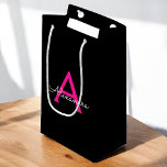 Bolsa De Regalo Pequeña Monograma de nombre femenino de escritura negra ro<br><div class="desc">Bolsa de regalo de monograma de escritura simple negra y rosa caliente. Esto hace que la bolsa de regalo perfecta para cumpleaños dulces 16,  boda,  ducha de novia,  aniversario,  ducha de bebé o fiesta de despedida de soltera para alguien que ama el lujo glamoroso y los estilos chic.</div>