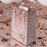 Bolsa De Regalo Pequeña Monograma de Purpurina rosa de Rubor Girly Rosa Go<br><div class="desc">Girly Rosa Oro - Bolsa de regalo de Monograma con guión de Purpurina Rosado de Rubor. Esto hace que el dulce perfecto cumpleaños 16, boda, ducha de novia, aniversario, ducha de bebé o bolso de regalo de la fiesta de soltera para alguien que ama el lujo glam y los estilos...</div>