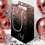 Bolsa De Regalo Pequeña Monograma de Purpurina rosado Rubor Rosa dorado Gi<br><div class="desc">Girly Black y Rosa Gold - Bolsa de regalo de nombre monograma de Purpurina rosado Rubor. Esto hace que el dulce perfecto cumpleaños 16, boda, ducha de novia, aniversario, ducha de bebé o bolso de regalo de la fiesta de soltera para alguien que ama el lujo glam y los estilos...</div>