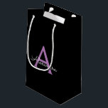Bolsa De Regalo Pequeña Morado Black Script Girly Monograma Nombre<br><div class="desc">Bolsa de regalo de Monograma de Guión Simple Negro y Púrpura. Esto hace que el dulce perfecto cumpleaños 16,  boda,  ducha de novia,  aniversario,  ducha de bebé o bolso de regalo de la fiesta de soltera para alguien que ama el lujo glam y los estilos de moda.</div>