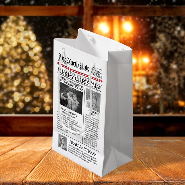 Bolsa De Regalo Pequeña Navidades burlaron foto de un diario divertido cap (Merry Christmas whimsical photo newspaper gift bag. )