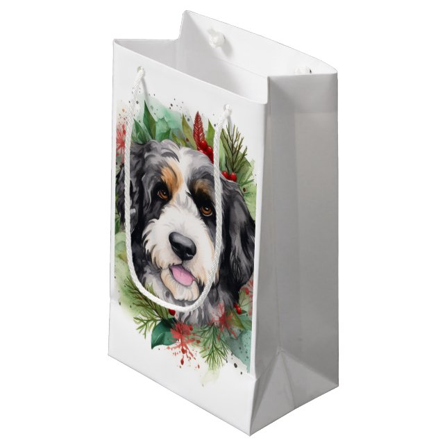 Bolsa De Regalo Pequeña Navidades de Bernedoodle Wreath Pup festivo (Angulo Anverso)