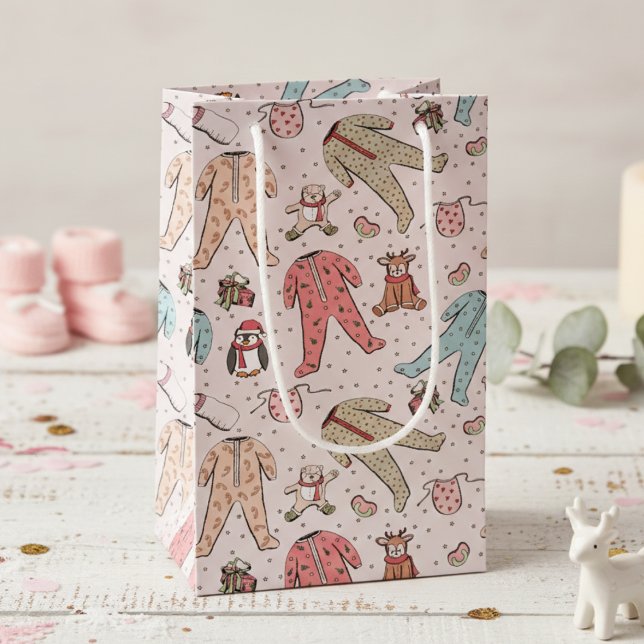 Bolsa De Regalo Pequeña Navidades de una niña pequeña (Cute Christmas Winter Baby Shower Gift Bags for Baby Girl. Xmas Pajamas & Woodland Stuffed Animals)