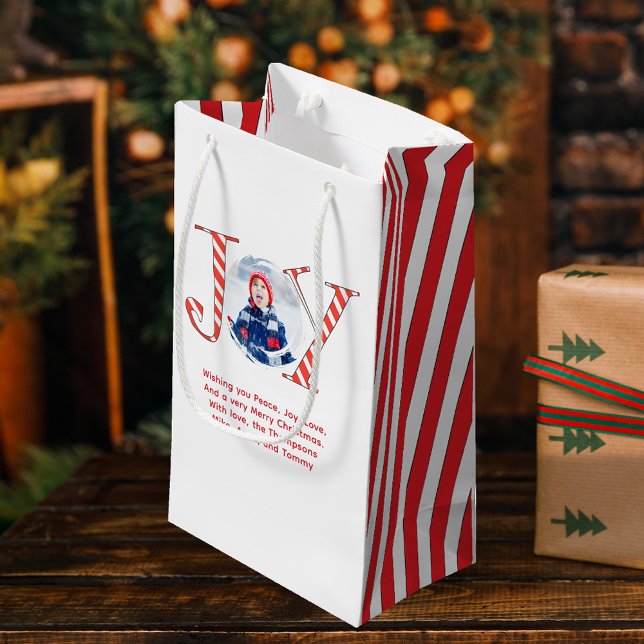 Bolsa De Regalo Pequeña Navidades rojos y blancos disfrutan de lo personal (Red and white striped holiday joy typography small gift bag.)