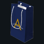 Bolsa De Regalo Pequeña Navy Blue Gold Modern Script Girly Monograma Nombr<br><div class="desc">Bolsa de regalo de Monograma de Navy Blue y Gold Simple Script. Esto hace que el dulce perfecto cumpleaños 16,  boda,  ducha de novia,  aniversario,  ducha de bebé o bolso de regalo de la fiesta de soltera para alguien que ama el lujo glam y los estilos de moda.</div>
