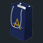 Bolsa De Regalo Pequeña Navy Blue Gold Modern Script Girly Monograma Nombr<br><div class="desc">Bolsa de regalo de Monograma de Navy Blue y Gold Simple Script. Esto hace que el dulce perfecto cumpleaños 16,  boda,  ducha de novia,  aniversario,  ducha de bebé o bolso de regalo de la fiesta de soltera para alguien que ama el lujo glam y los estilos de moda.</div>